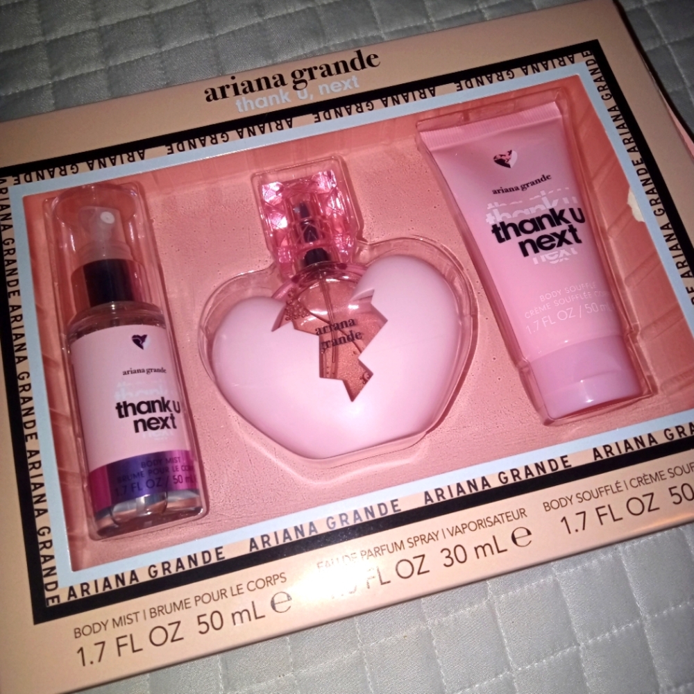 Ariana Grande set